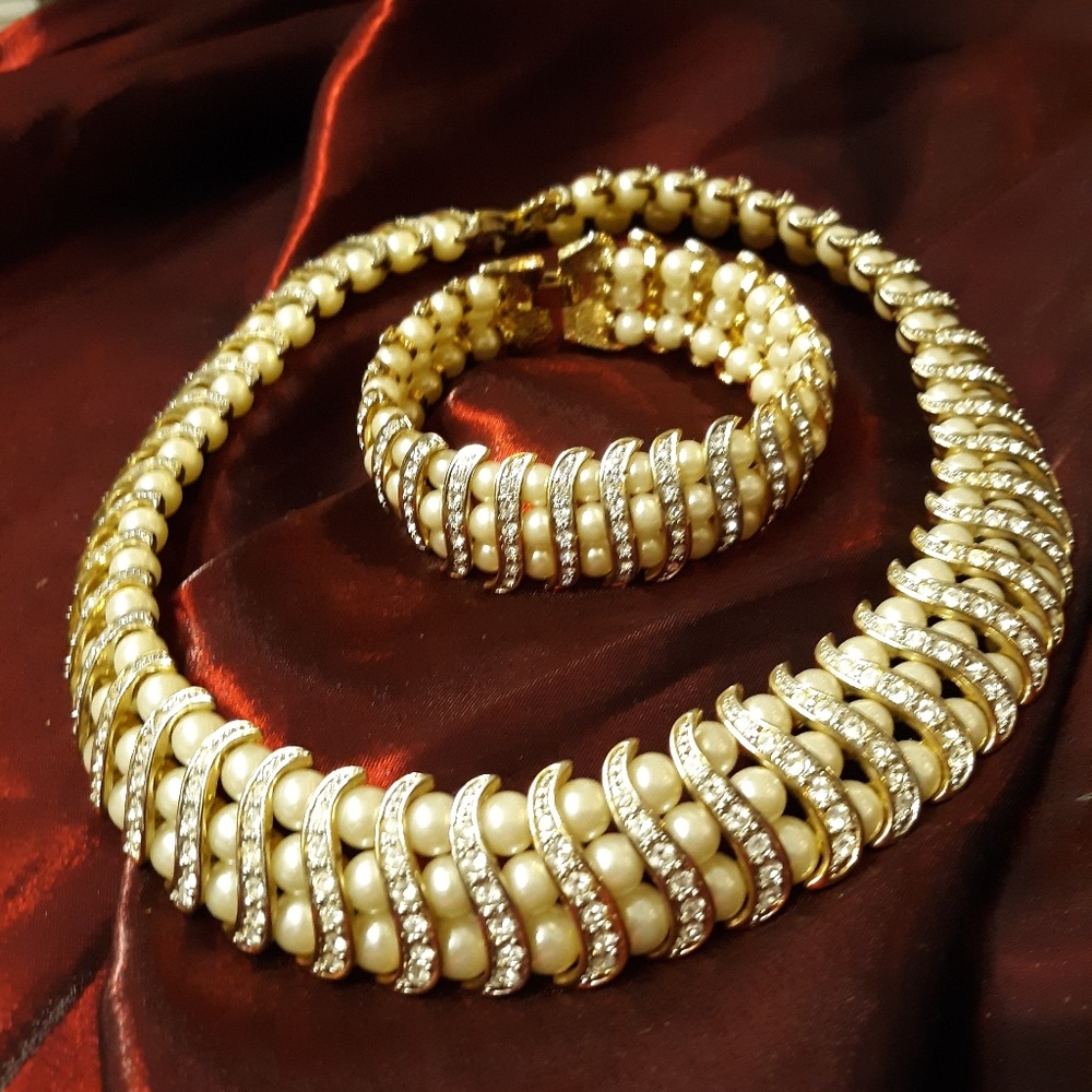 Necklace and bracelet set